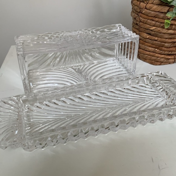 White Crystal Butter Dish With A lid - Picture 3 of 6